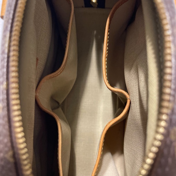 Authentic Louis Vuitton,very good condition hasn’t been used in awhile. - Picture 4 of 5